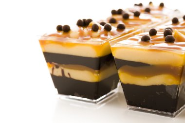 siyah arka plan üzerine izole nar