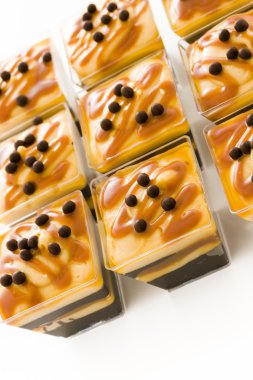 siyah arka plan üzerine izole nar