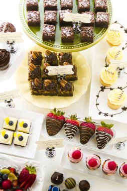 siyah arka plan üzerine izole nar