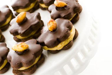 siyah arka plan üzerine izole nar