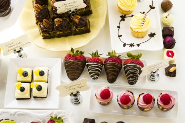 siyah arka plan üzerine izole nar