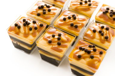 siyah arka plan üzerine izole nar