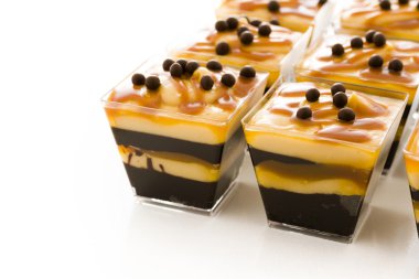 siyah arka plan üzerine izole nar