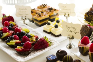 siyah arka plan üzerine izole nar