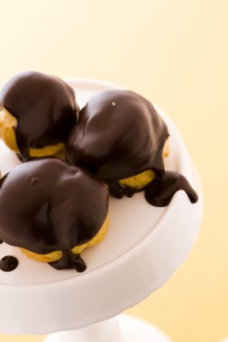 siyah arka plan üzerine izole nar