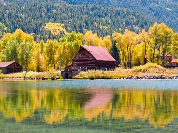 Старый амбар — стоковое фото