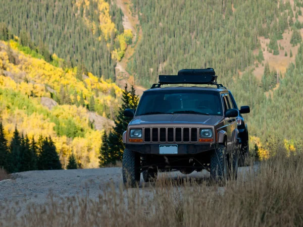 Jeep en Cinnamon Pass en otoño — Foto de Stock