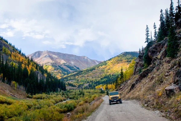 Jeep sulla strada — Foto Stock