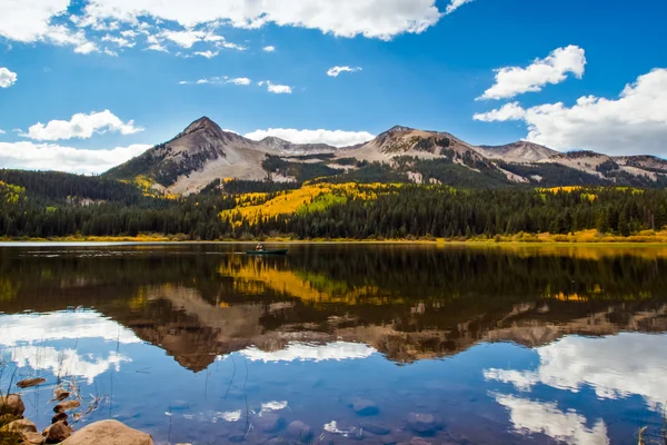 Lago de montaña — Foto de Stock