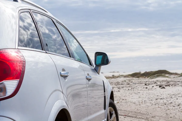 Carro na praia — Fotografia de Stock