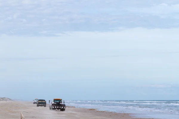 海滩上的车 — 图库照片