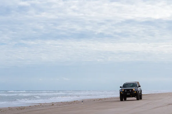 Машина на пляже — стоковое фото