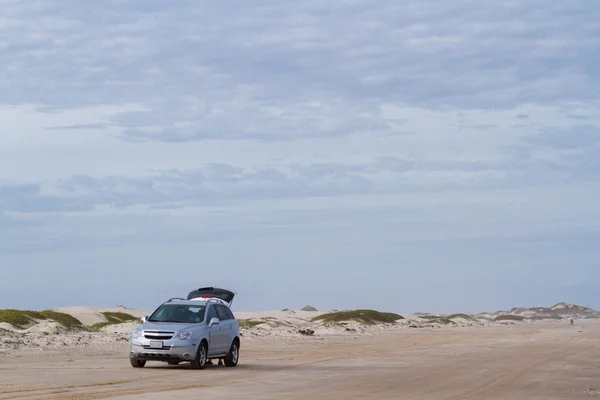 Car on the beach — Stock Photo, Image