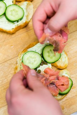 füme balığı sandviçi zevk