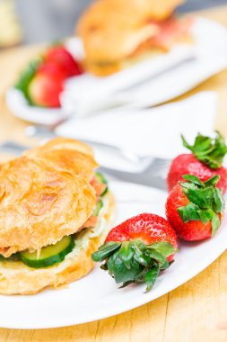 füme balığı sandviçi zevk