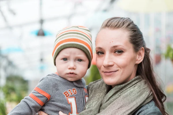 Young family — Stock Photo, Image