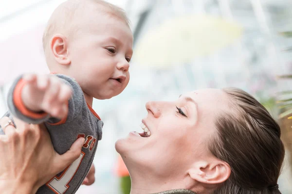 Young family — Stock Photo, Image