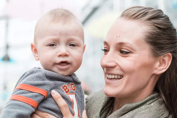 Junge Familie — Stockfoto