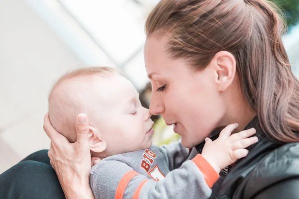 Young family — Stock Photo, Image