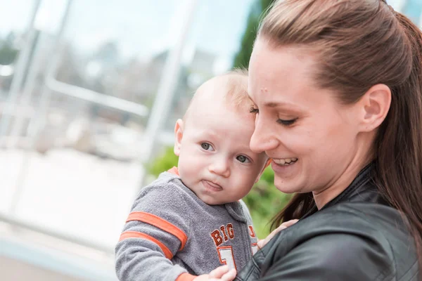 Young family — Stock Photo, Image