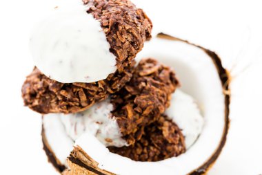 karanlık içinde beyaz çikolata macarons bandırılmış