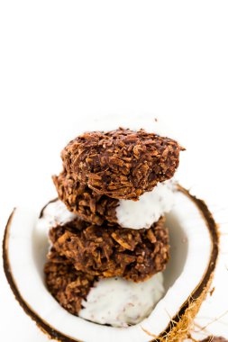 karanlık içinde beyaz çikolata macarons bandırılmış