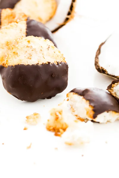 Branco mergulhado em macarons de chocolate escuro — Fotografia de Stock