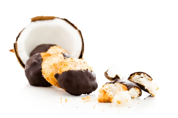 Putih dicelupkan ke dalam makaron coklat hitam — Stok Foto