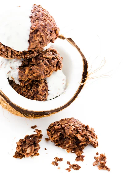 Sombre trempé dans des macarons au chocolat blanc — Photo