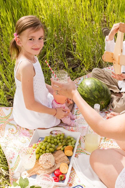 Fille au pique-nique familial — Photo