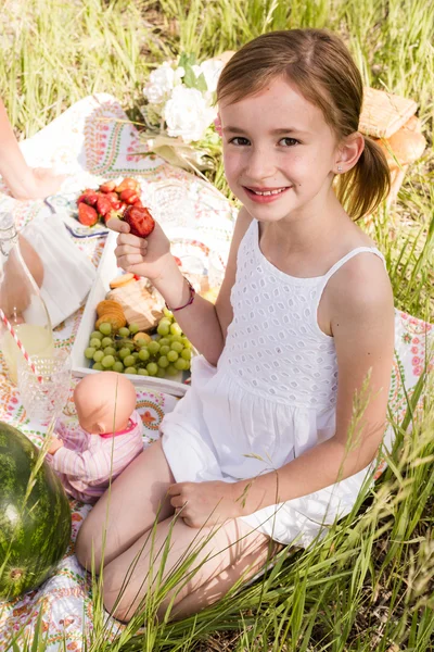 Ragazza al picnic in famiglia — Foto Stock