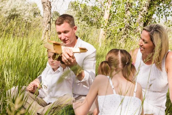 Familie op zomerpicknick — Stockfoto