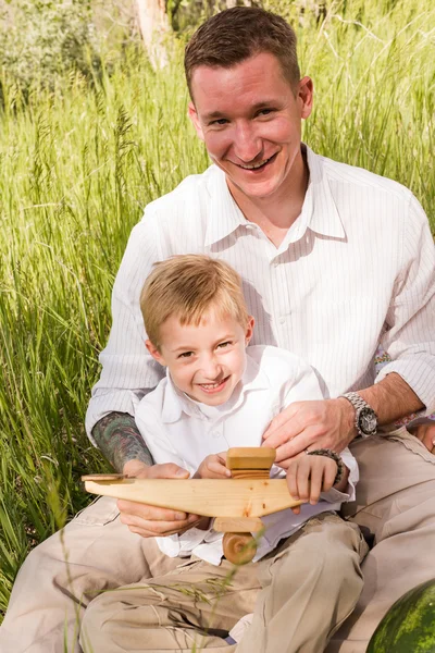 Батько і син на літньому пікніку Family — стокове фото