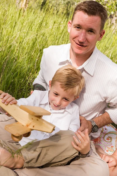 Отец и сын на летнем семейном пикнике — стоковое фото