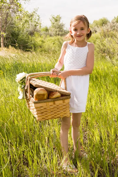 Cute girl with picnic basket — Stock Photo, Image