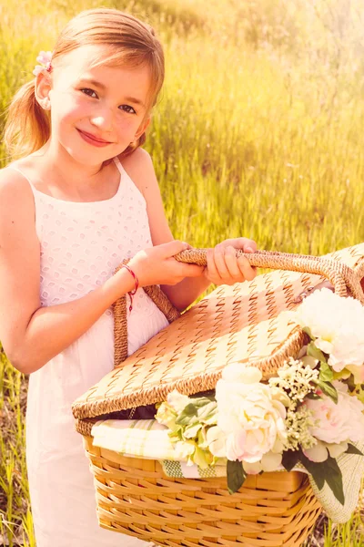Piknik sepeti ile şirin kız — Stok fotoğraf
