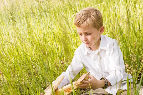 Jongen en speelgoed vlak buiten — Stockfoto