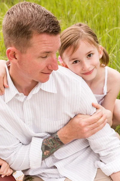 Padre e hija en el picnic — Foto de Stock