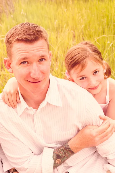 Vater und Tochter beim Picknick — Stockfoto