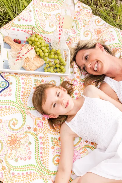 Moeder en dochter op picknick — Stockfoto