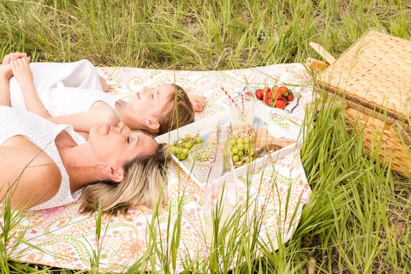 Mother and daughter on  picnic — Stock Photo, Image