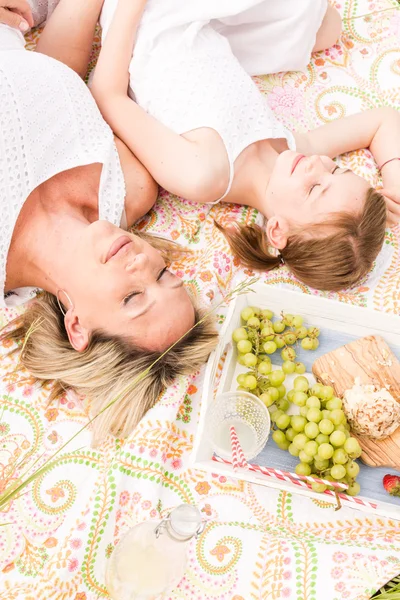 Matka a dcera na piknik — Stock fotografie