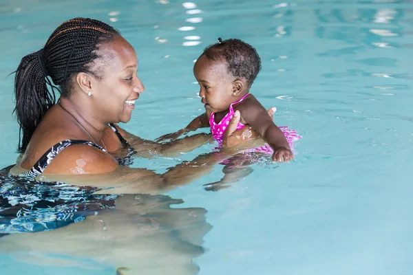 Малюкової плавальний уроки — стокове фото