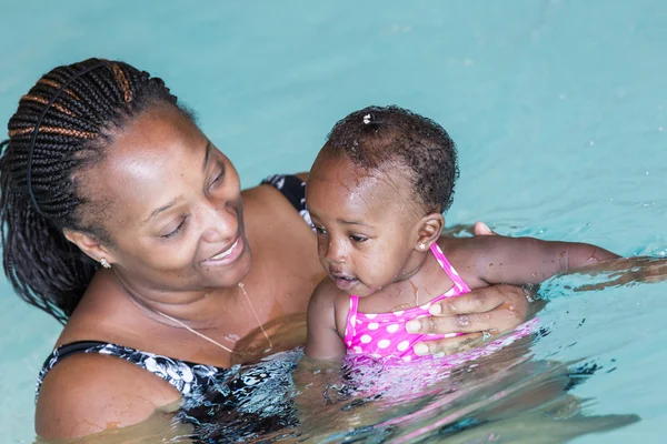 Lecciones de natación infantil — Foto de Stock