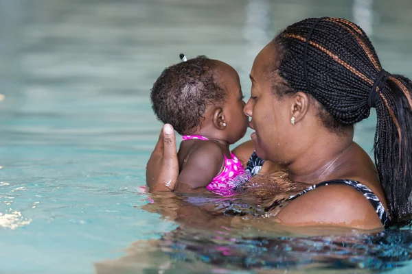 婴儿游泳课 — 图库照片