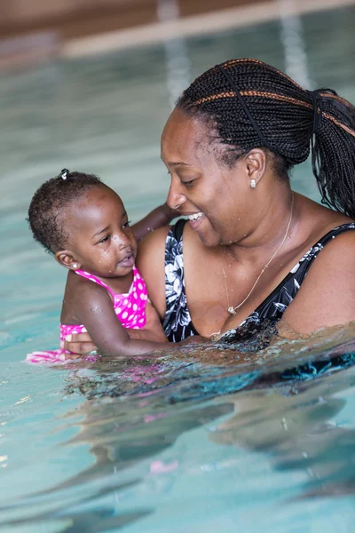 Lezioni di nuoto infantile — Foto Stock