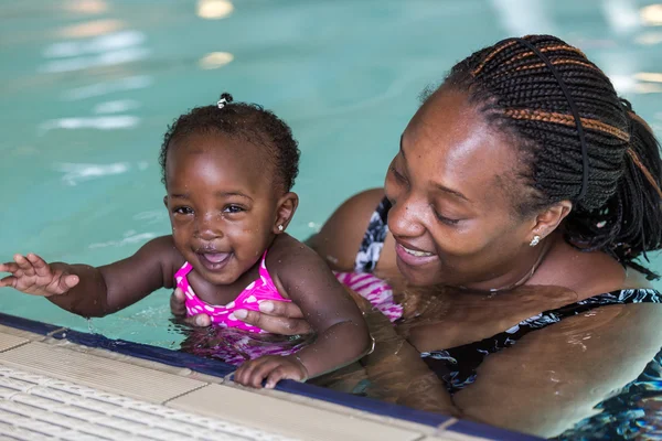Nauka pływania dla niemowląt — Zdjęcie stockowe