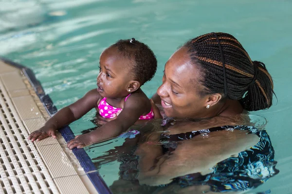 Lezioni di nuoto infantile — Foto Stock