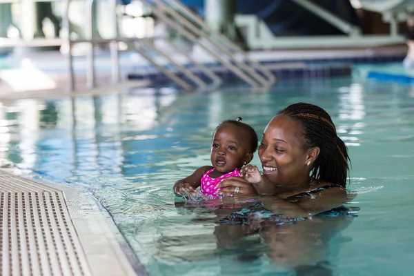 Lecciones de natación infantil — Foto de Stock