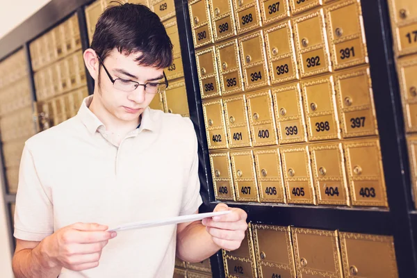 Student Checking mail — Stock Photo, Image